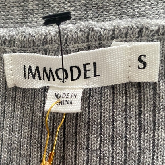 Elegant Gray V-Neck Button Midi Dress - Picture 6 of 6